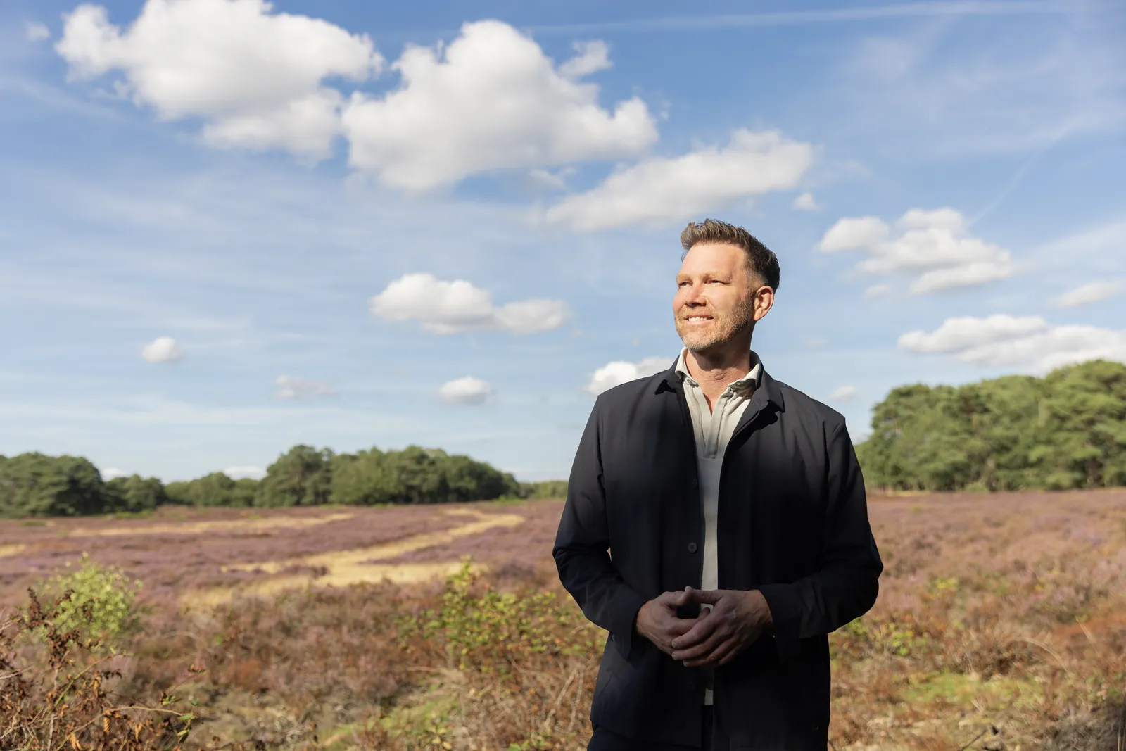 Portret van Sipke Jan Bousema op de heide