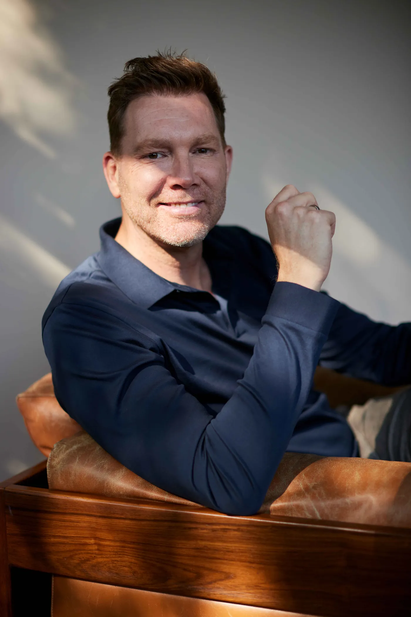 Portret van Sipke Jan Bousema in een leren stoel
